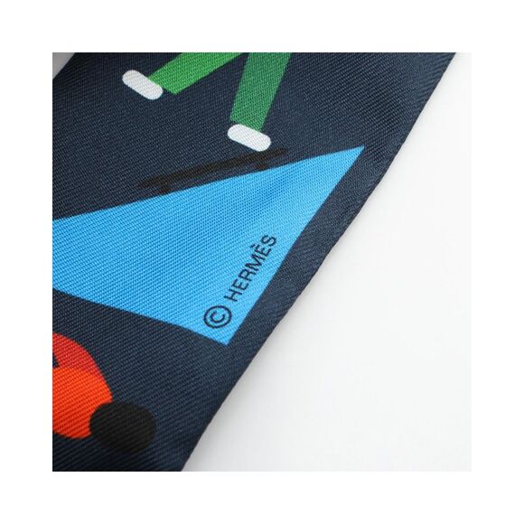 Pre Loved Hermes Luxurious Silk Scarf with Canvas Material and Elegant Design - Picture 2 of 5